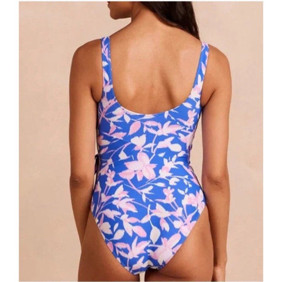 Summersalt Perfect Wrap One-Piece in Blue Hydrangea Print - Size 8 - Picture 4 of 12